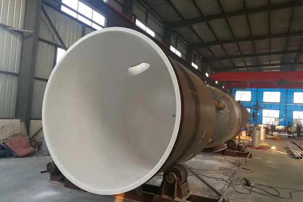 O que os engenheiros devem avaliar antes de selecionar equipamentos revestidos com PTFE?